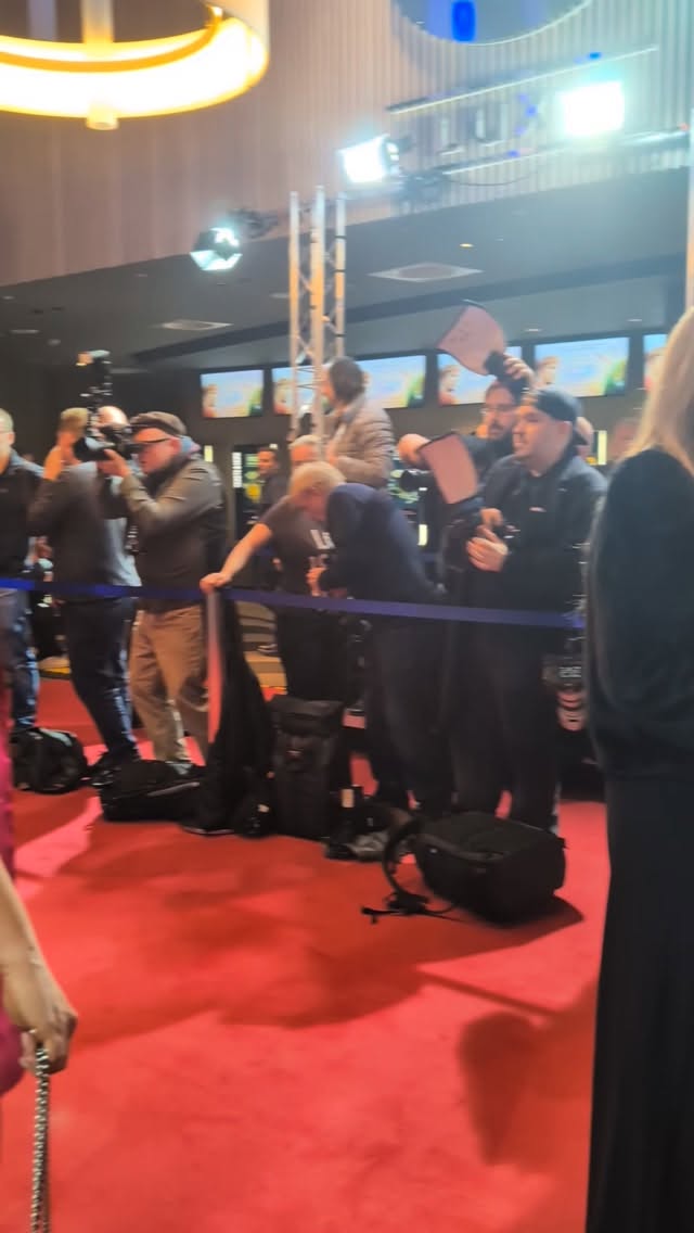 Ich durfte bei der Premiere von The Astronaut Project Hell Mary von @sonypictures.de dabei sein.
Ein Film über Freundschaft, Mut und unsere Welt. In der @imax IMAX Version ein echtes Erlebnis. Ich durfte mein eigenes Film T Shirt gestalten. Sagen wir so: Bügeln ist nicht meine Kernkompetenz. 😁
Danke für diesen besonderen Abend.
Ab 19.03. im Kino.