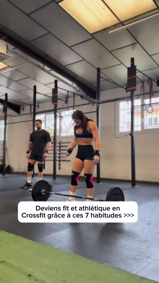 La réponse n’est pas dans un WOD supplémentaire. Elle est dans ces 7 habitudes.
1️⃣ Prioriser la force structurelle Le WOD te rend endurant. Le renfo te rend athlétique. Sans travail de force progressif sur le squat, le deadlift, les tractions lestées, tu brûles des calories mais tu ne construis rien. Trois séances structurées par semaine changent tout.
2️⃣ Développer la chaîne postérieure La majorité des femmes qui font du CrossFit sont sous-développées à l’arrière. Fessiers, ischios, dos dense c’est là que se construit le physique athlétique. Hip thrust, RDL, rowing lourd. Pas négociable.
3️⃣ Construire un tronc fonctionnel Des abdos visibles ne sont pas forcément forts. Un vrai tronc est stable, puissant, capable de transmettre la force sur chaque mouvement. Sans ça tu compenses partout et tu stagnes.
4️⃣ S’entraîner avec intention Beaucoup s’entraînent dur. Peu s’entraînent juste. Une répétition compensée renforce un déséquilibre. Une répétition propre construit un physique. Filme tes lifts. Corrige. Privilégie toujours la qualité au score.
5️⃣ Maintenir un taux de masse grasse compatible avec la performance Trop bas tu perds tes hormones et tu te blesses. Trop haut tu perds en explosivité. Le physique athlétique en CrossFit apparaît entre 16 et 20% chez la femme. Nutrition structurée, protéines suffisantes, zéro restriction extrême.
6️⃣ Travailler la mobilité active Pas s’étirer passivement. Bouger juste sous charge. Une cheville qui s’ouvre en squat, une hanche stable en deadlift dix minutes par jour transforment la qualité de tous tes mouvements.
7️⃣ Être constante Le physique athlétique se construit sur des années. Ce qui transforme ce n’est pas l’intensité ponctuelle. C’est la régularité semaine après semaine.
Sauvegarde ce post et dis-moi en commentaire laquelle tu appliques déjà 👇
