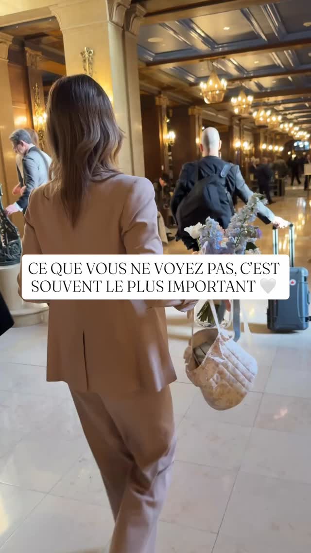 On pourrait croire que je suis simplement en train de discuter avec les fournisseurs.
En réalité, je tiens une journée.
Un mariage, ce n’est jamais un scénario figé.
Il y a des émotions.
Des imprévus.
Des moments plus fragiles.
Samedi dernier, il y a eu une grosse vague.
Et pendant que certains retenaient leur souffle, moi je devais rester droite. Calme. Présente.
Réorganiser sans alourdir.
Décider vite.
Rassurer encore plus vite.
Protéger l’ambiance.
Protéger l’énergie.
M’assurer que chacun se sente soutenu, même quand le plan doit se redessiner autrement que prévu.
Mon rôle, c’est de porter ce qui est lourd pour que la suite puisse exister avec douceur.
Parce qu’un mariage, ce n’est pas une suite d’heures parfaites.
C’est une histoire qu’on choisit de préserver, quoi qu’il arrive.
Et ça… c’est exactement pour ça qu’on me choisit.
Marie-Eve xx