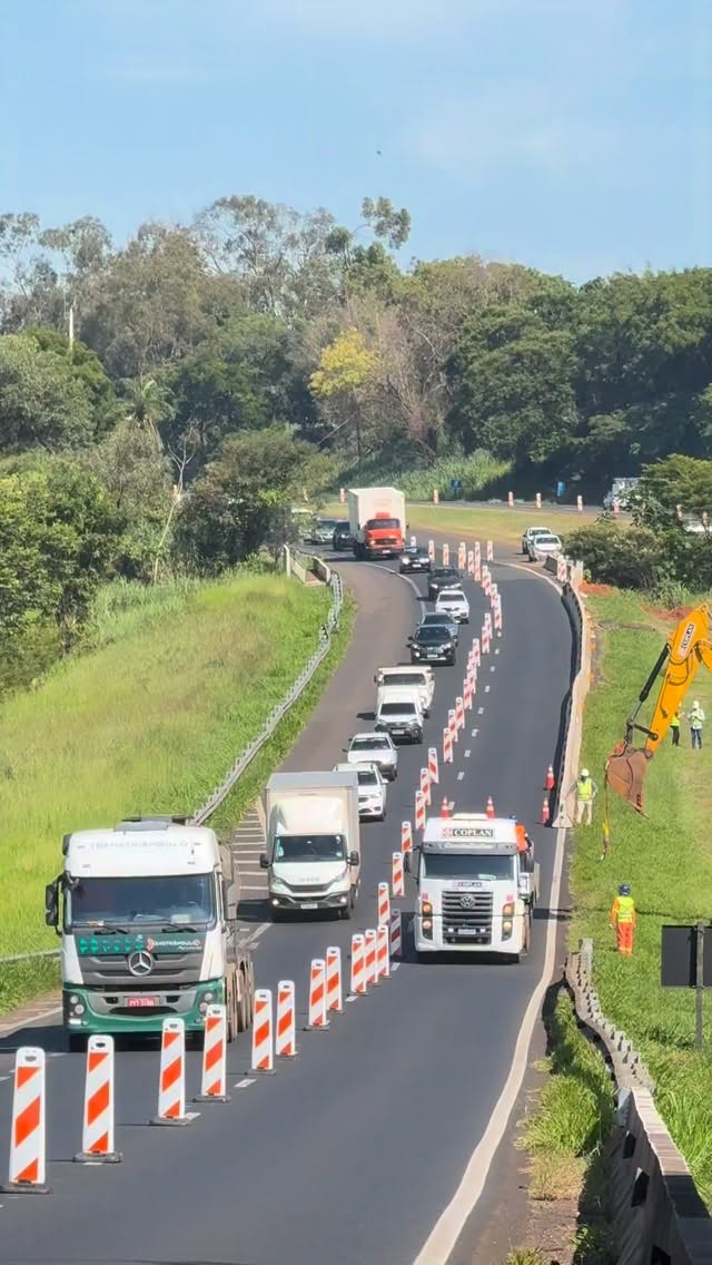 RECLAMAÇÃO SEM FIM NA WASHINGTON LUÍS
Motoristas enfrentaram quase uma hora de trânsito na manhã desta quarta-feira (4) no trajeto entre Mirassol e Rio Preto.
A lentidão é causada pelas obras da terceira faixa da rodovia Washington Luís (SP-310), onde uma das pistas está interditada.
No horário de pico, o que normalmente leva poucos minutos virou um longo congestionamento.
Motoristas reclamam que a interdição ocorre justamente no momento em que milhares de trabalhadores seguem para Rio Preto. Mais informações no Portal Guilherme Baffi