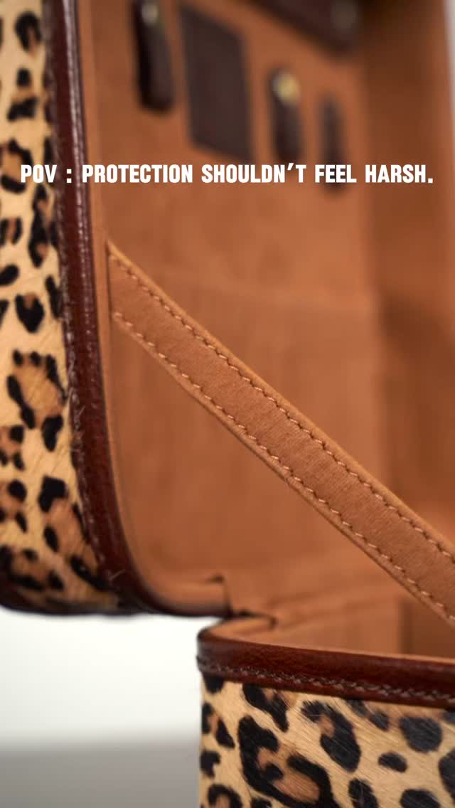 The interior matters.
Suede-lined vault compartments designed to protect.