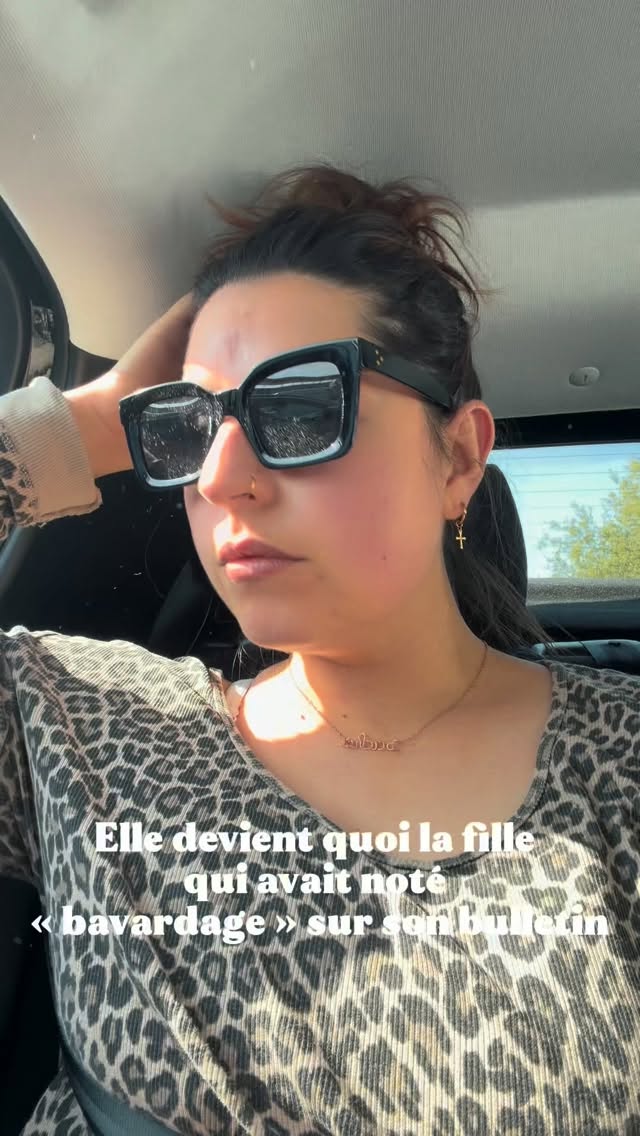 Elle devient quoi la fille qui avait “bavardage incessant” sur ses bulletins ? 🤭
Elle devient une femme qui a fait de sa voix une force.
J’ai cru en moi.
En mes rêves, même quand ils faisaient peur aux autres.
Je n’ai pas écouté les “fais pas”, les “sois raisonnable”, les “pense à la sécurité”.
Souvent, ceux qui te freinent sont simplement ceux qui n’ont jamais osé.
Ils parlent avec leurs peurs.
Mais leurs peurs ne sont pas ton avenir.
La vie qu’on voulait m’imposer n’était pas la mienne.
Alors j’ai choisi la mienne.
À tous les jeunes.
À tous les moins jeunes.
Croyez en vous.
Même si ça dérange.
Même si ça bouscule.
Parce que la seule personne qui doit vivre ta vie…
c’est toi. ✨ #hairdresser#entreprenariat#businesswoman#leslandes#bohamestudioh