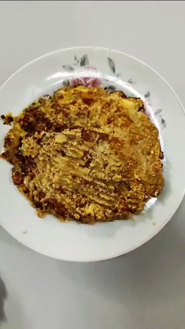 🥞🍌 PANQUECA DE BANANA 🍌🥞
Quer um café da manhã fácil, saudável e delicioso? Essa panqueca de banana vai conquistar você! 😋
✨ Ingredientes:
• 1 ovo
• 1 banana madura
• 3 colheres (sopa) de aveia em flocos
• 1 colher (chá) de canela em pó
• Óleo (coco ou canola) para untar
👩🍳 Modo de preparo:
1️⃣ Bata o ovo em uma tigela.
2️⃣ Amasse a banana e misture bem.
3️⃣ Acrescente a aveia e a canela e misture até ficar homogêneo.
4️⃣ Unte a frigideira com um fio de óleo e despeje a massa.
5️⃣ Cozinhe em fogo baixo, vire quando firmar e doure dos dois lados.
🌟 Dicas extras:
➕ Adicione 1/4 de xícara de uvas-passas ou nozes.
➕ Acrescente 1 colher (sopa) de gergelim, chia ou linhaça.
➕ Finalize com cacau ou chocolate em pó.
Pronto! Agora é só servir e aproveitar 💛
#ReceitaSaudável #PanquecaDeBanana #CaféDaManhã