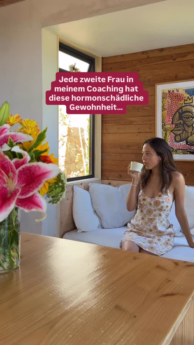 Sie steht morgens auf – und trinkt als Erstes Kaffee. ☕
Das Problem:
Direkt nach dem Aufstehen ist das Stresshormon Cortisol ohnehin schon hoch, damit dein Körper wach wird.
Wenn du dann Kaffee auf nüchternen Magen trinkst, steigt Cortisol noch stärker an.
Dein Körper bekommt dadurch ein zusätzliches Stresssignal.
Die möglichen Folgen:
• mehr Nervosität
• Energie-Crash später am Tag
• langfristig eine gestörte Hormonbalance
👉 Besser: Erst frühstücken und mindestens 30–60 Minuten nach dem Aufstehen Kaffee trinken.
Eine kleine Gewohnheit – mit großem Einfluss auf deine Hormone. Probier’s aus!
#hormonbalancefürfrauen #hormoncoach #kaffeeammorgen #hormonstörer