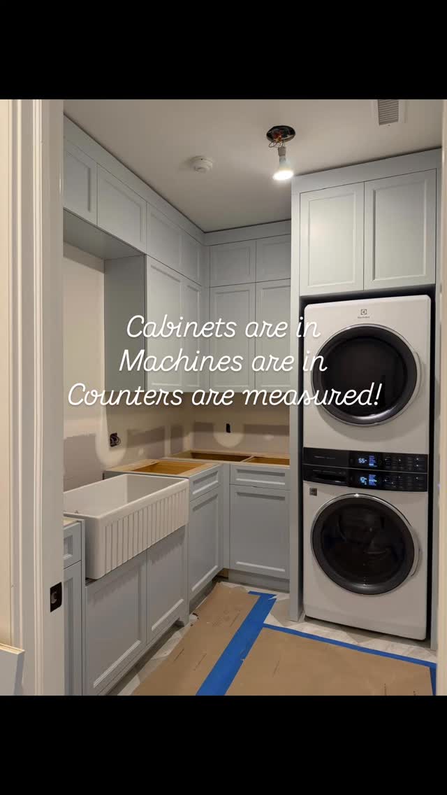 This laundry room is coming along so beautifully. Can't wait to get those finishing touches in!
#LaundryRoomDesign #InteriorDesign #newjerseydesign #luxurydesign #wyckoffnj