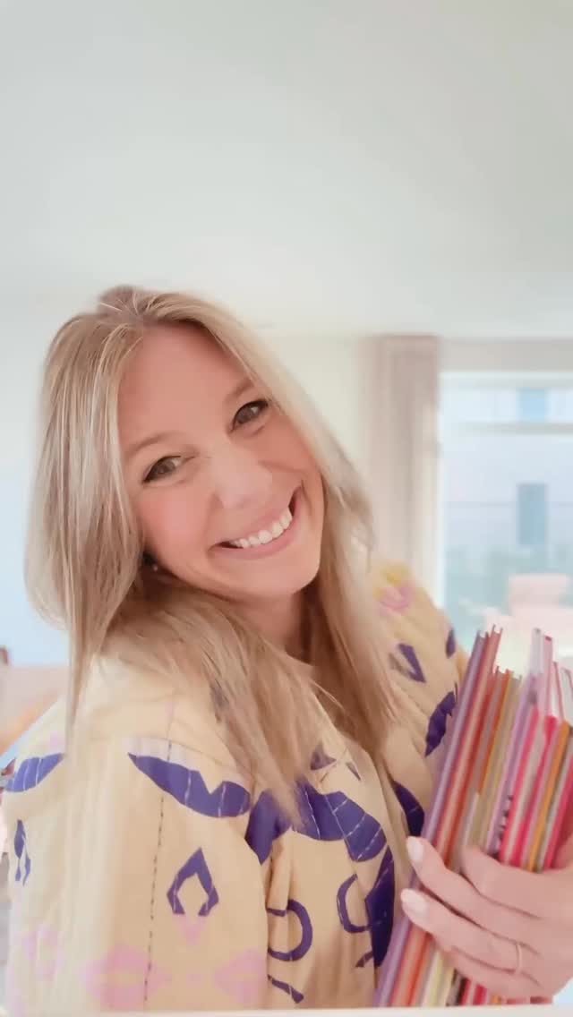 Geef mij maar vollenbak creatieve chaos 💛
Ideaal om mij uit te leven in het maken van verbindende materialen die je in jouw praktijk of klas kan inzetten!
Duik je er mee in? Dan zie ik je in de webshop!
https://www.krachtklap.be/category/all-products?scrollToProduct=complimenten-cadeautjestijd-42-complimentenkaartjes