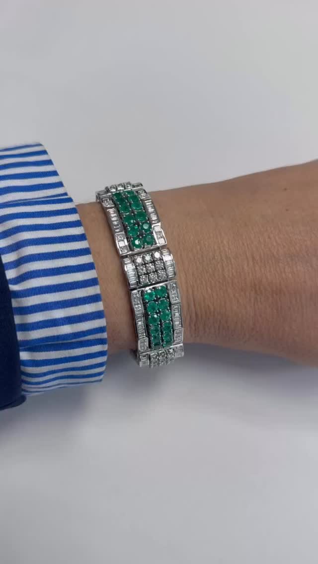 Bold geometry. Timeless glamour. 💚✨
Vibrant emerald clusters framed by sleek baguette and round diamonds, set in luminous white gold. A powerful statement on its own — and unforgettable in a stack.
Would you style it for day or night? 💎
#EmeraldJewelry #DiamondBracelet #FineJewelry #LuxuryStyle #HighJewelry