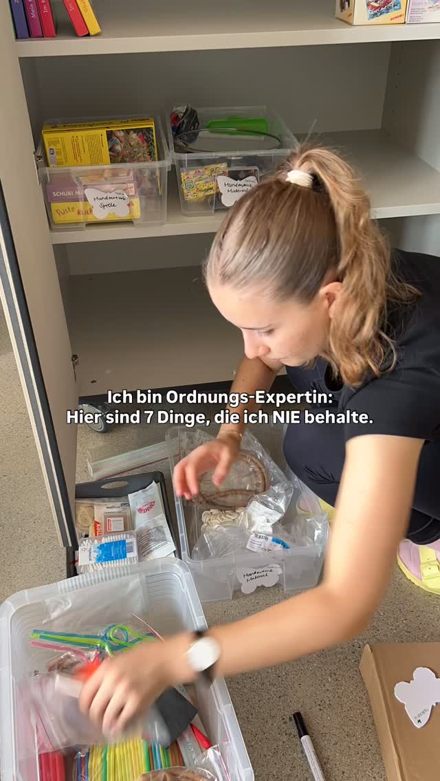 okay, let’s go ⤵️
1. Geschenke, die nicht zu mir passen.
�2. Kaputte Dinge, die ich nicht innerhalb einer Woche reparieren werde.
3. Gegenstände die mir Energie ziehen. Erinnert es mich an eine Person, die mir schlechte Energie vermittelt hat, in der Vergangenheit? Oder an eine unschöne Situation? Weg damit!
4. Kleidung, die nicht zu meinem heutigen Leben oder zu meinem heutigen Ich passt und in der ich mich (wenn ich es mir eingestehe), immer unwohl fühle.
5. Hotel-Pröbchen - behalte ich NIE. Weil ich Zuhause meine liebsten Produkte habe und noch NIE auf die Idee gekommen bin, die zu suchen und zu benutzen.
6. Werbeprospekte, Flyer die mir in die mir unfreiwillig in die Hand gedrückt wurden.��7. Gebrauchsanweisungen von Produkten, die ich auch online finde (heute meistens der Fall).
.
.
Was behältst du NIE? Schreibs in die Kommentare, ich bin neugierig!
.
.
.
.
.
.
home organizing | decluttering | familienalltag | ordnungssysteme | ordnung schaffen | schweiz | aufräumhilfe | bern | organisieren | kleiderschrank | aufräumen | thehomeedit
#thun #loslassen #minimalismus #mariekondo #ordnungstipps