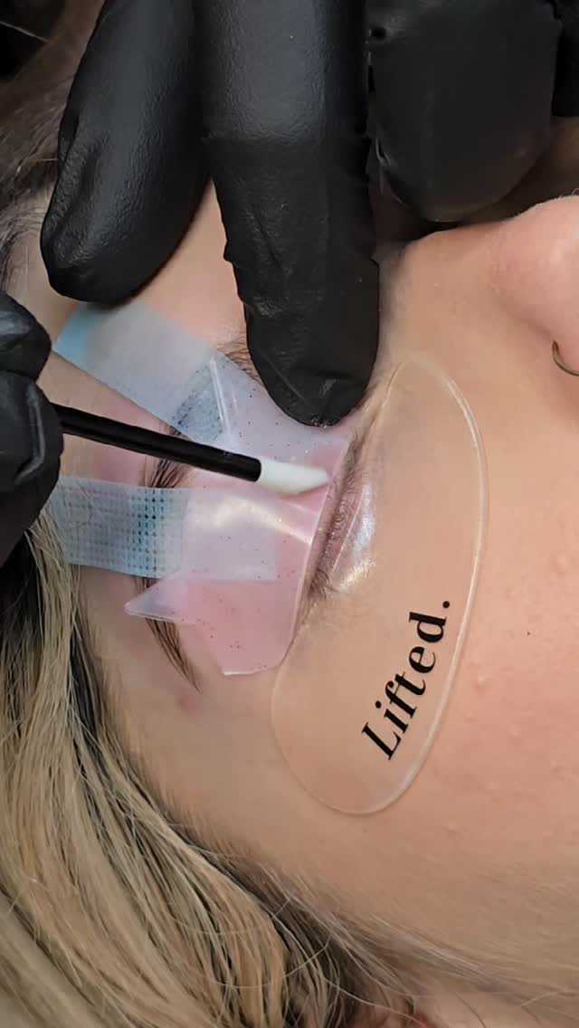 Korean Lash Lift for the gorgeous mama to be โจ๏ธ
@boo.beautybar
@buffbrowz
Have you started offering Korean lash lifts but feel like somethingโs still not clicking?
The secret isnโt another brand.
Itโs understanding processing, lash checks, & root control properly.
If youโre ready to create those true WOW lifts, letโs talk.
Comment the word MASTERCLASS & Iโll show you ๐โจ
#koreanlashlift #koreanlashliftcourse #lashlift