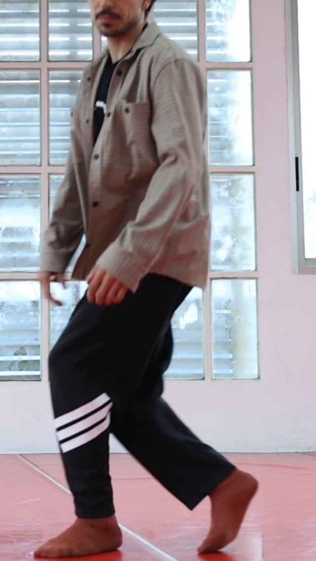 La improvisación en la danza es una herramienta de doble filo: nos permite transformar el fallo, la caída o la incertidumbre en ventajas.
Perder el miedo a caer nos brinda la libertad de disfrutar al 100 % del movimiento y de expresar todo lo que llevamos dentro.
La práctica de la improvisación fortalece la confianza, la creatividad y la conexión con nuestro cuerpo en la danza urbana y el breaking.
SI QUIERES MEJORAR TU DANZA MÁNDAME UN MENSAJE CON LA PALABRA INFO PARA VER CÓMO PUEDO AYUDARTE.
#ImprovisaciónDanza #Breaking #DanzaUrbana #ExpresiónCorporal #PerderElMiedo