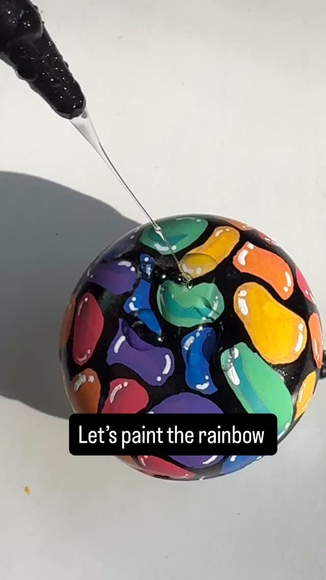 Let’s paint the rainbow 🌈
We love the opacity of @sharpie markers so much. Second to none!!! ❤️
#colorfuldoodle #relaxation #zentangle