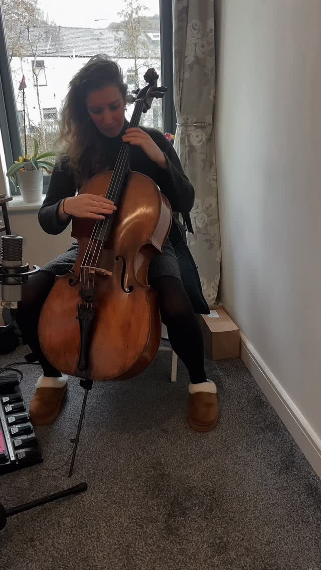 Felt plucky, might delete later 😉
Another excerpt from Julie-O.. this bit is hard to tune and challenging to bring out the melody, but I enjoy adding my own little twiddles and cello percussion to give it some groove 😎
Any cellists love this piece too? Would love to get many of us in a room and play this together for a plucking good time 🎻
#cello #pluck #musician #practice