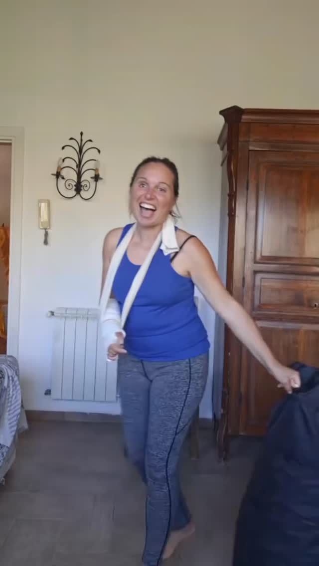 Buongiorno!
Mentre apro questa valigia, una dolce magia si libera: due abiti da sposa emergono come sogni, pronti a danzare nell'inquadratura.
Questo non è un servizio, ma un viaggio nell’arte: le fotografie che nasceranno saranno pezzi unici, opere da collezione. Scopri le immagini, contattami per acquisire un’emozione intrappolata nel tempo.
Grazie e Buongiorno!
.
#SognoEterno #ArteFotografica #CollezioneEsclusiva
#weddingdress ❤️