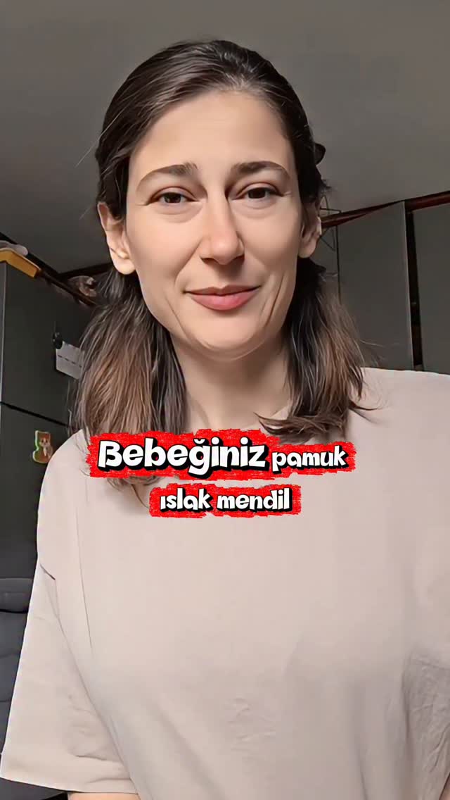 Neden bebeklerimiz oynamalılar? Bilimsel gerçeklerle inceleyelim📚
Pincer Grasp (Cımbız Tutuşu): Peçeteyi küçük parçalara ayırmak, baş ve işaret parmağını koordine eder.
Taktil Diskriminasyon (Dokunsal Ayırt Etme): Pamuğun yumuşaklığı ile kuru peçetenin sertliği, ıslak mendilin ıslaklığı arasındaki farkı anlamak, beynin dokunma merkezini (somatosensör korteks) eğitir.
Neden-Sonuç İlişkisi: "Çekersem kopar, avucumda sıkarsam buruşur" gibi çıkarımlar geliştirir.. İşte bu, 1 yaş altı fiziğe giriş dersidir!😍😅
Propriyoseptif Gelişim: Islak mendili paketten çekip çıkarmak için gereken o direnç ve güç dengesi, kas ve eklem farkındalığını geliştirir.
*Keşfedilmesine izin verilmiş "dağınık" evler meraklı çocuklar yetiştirir. Tabii ki ağza atma riskine karşı her zaman gözetimimiz altındalar! 👶✨
Sizin minik en çok neyi parçalamayı seviyor?😅
#bebekgelişimi #duyusaloyun #montessori #bebeketkinlikleri #incemotorgelişimi annebebek bilimselebeveynlik oyunterapisi duyusalbütünleme