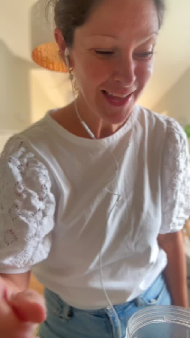 Trying something new! And I like it (and my son likes it too, bonus)
The lovely team over at @gutblends have sent me their new synbiotic blend to try and it pairs well with the Protein powder that I already use and love from @theorganicproteinco (this one is cacao and maca, approx 15g protein in this serving).
Why this combo works? Synbiotic is a term used to describe a supplement that contains BOTH pro- and pre-biotics. I think itās an intelligent way to support the gut, and research now shows that the environment we create in the gut matters just as much as the strains we introduce. A synbiotic works because it combines both: beneficial bacteria and the specific fibres that help them establish, thrive and produce meaningful metabolites.
Listen to the end to hear my secret ingredient that I always add in the morning to the version we have on repeat in my house!
Comment below if youād like a discount code to try it out.
I buy my lovely organic jersey milk (full fat obvs) from @milkclub_milkclub.
Protein powder = cacao + maca @theorganicproteinco
Gut blend = mind + muscle @gutblends
#guthealth #nutritionaltherapist #metabolichealth #quickbreakfast