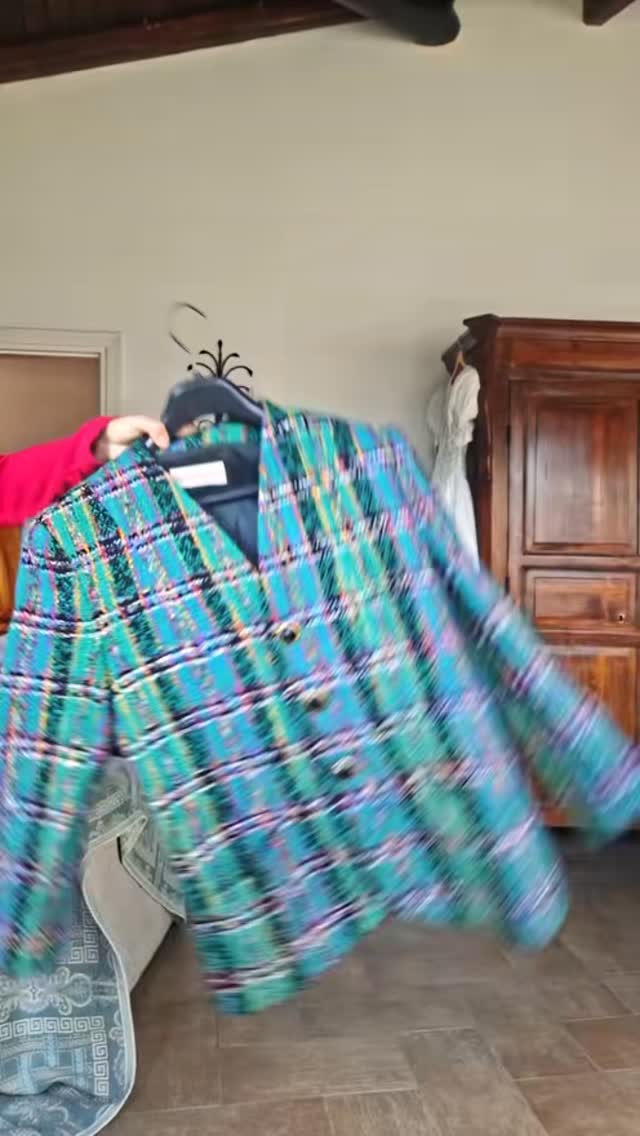 Ho incontrato un frammento di tempo al mercato: una giacca vintage, intessuta con fili di memoria e maestria artigianale.
.
Ogni dettaglio di questo capo sembra sussurrare storie dimenticate, e presto entrerà nel mio mondo artistico.
Nei miei prossimi autoritratti, questa giacca sarà la chiave che apre un dialogo tra passato e presente, tra identità e sogno.
Vi invito a seguirmi in questo percorso, ad esplorare ogni sfumatura e a lasciarvi trasportare dall’eleganza di un’epoca che rinasce.
Scoprite ogni dettaglio, lasciatevi ispirare e fate parte di questa collezione senza tempo.
#SussurriDiVintage #ArteInOgniDettaglio #ViaggioNelTempo #CollezionistiDiSogni #RiscopriLaBellezza UniteviAlViaggio IspirazioneSenzaConfini