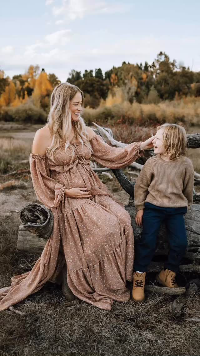 Milly 2 piece set in brown floral fabric is ready to ship in photographer size☺️
📸 @beyondthesagebrushphotos
#edenartdresses #maternityphotography #pregnancyannouncement #maternityshoot