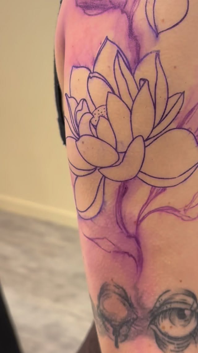 So so so much fun creating this!!! Omg! The texture on the stems. Still swooning ๐ฅต๐
#ottawa #ottawatattoo #tattoo #fineline #lotustattoo