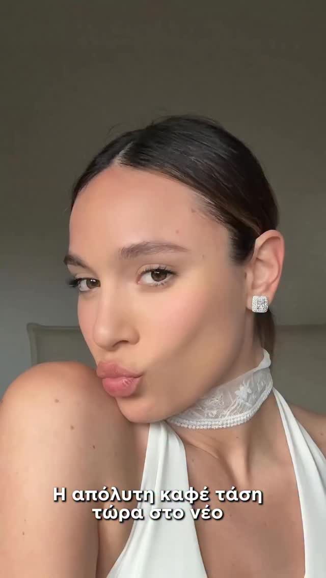 Το πιο iconic lip combo στο απόλυτο χρώμα της χρονιάς 🤎
Ένας ζεστός, καθαρός brown τόνος με χρυσοκαφέ υποτόνους που απογειώνει κάθε look και κάνει τα χείλη να δείχνουν πιο γεμάτα, πιο καλοσχηματισμένα και απόλυτα sophisticated.
Το Perfect Lip Combo – Latte συνδυάζει το all-time classic καφέ μολύβι χειλιών με ένα glossy, θρεπτικό balm στον ίδιο πολυτελή τόνο. Μαζί δημιουργούν ένα αποτέλεσμα έντονο αλλά κομψό, chic και ταυτόχρονα sexy, ιδανικό για κάθε περίσταση.
Αποτελέσματα που φαίνονται
✔ Πιο καλοσχηματισμένα και οπτικά γεμάτα χείλη
✔ Ζεστό καφέ με πολυτελείς χρυσοκαφέ υποτόνους
✔ Καθαρό, συμμετρικό περίγραμμα
✔ Ενυδάτωση και glossy λάμψη μεγάλης διάρκειας