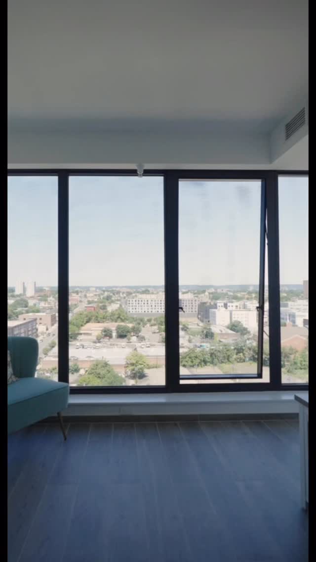 If this looks like your vibe⌠youâre in the right place. đď¸â¨
Welcome to Hoyt Tower â where skyline views hit different, the finishes speak luxury fluently, and every detail feels intentional.
Clean lines. Elevated energy. Zero compromises.
If youâve been waiting for a sign⌠this is it.
DM us âHOYTâ and letâs get you upstairs. đđĽ
#HoytTower #NewarkLiving #luxuryrental