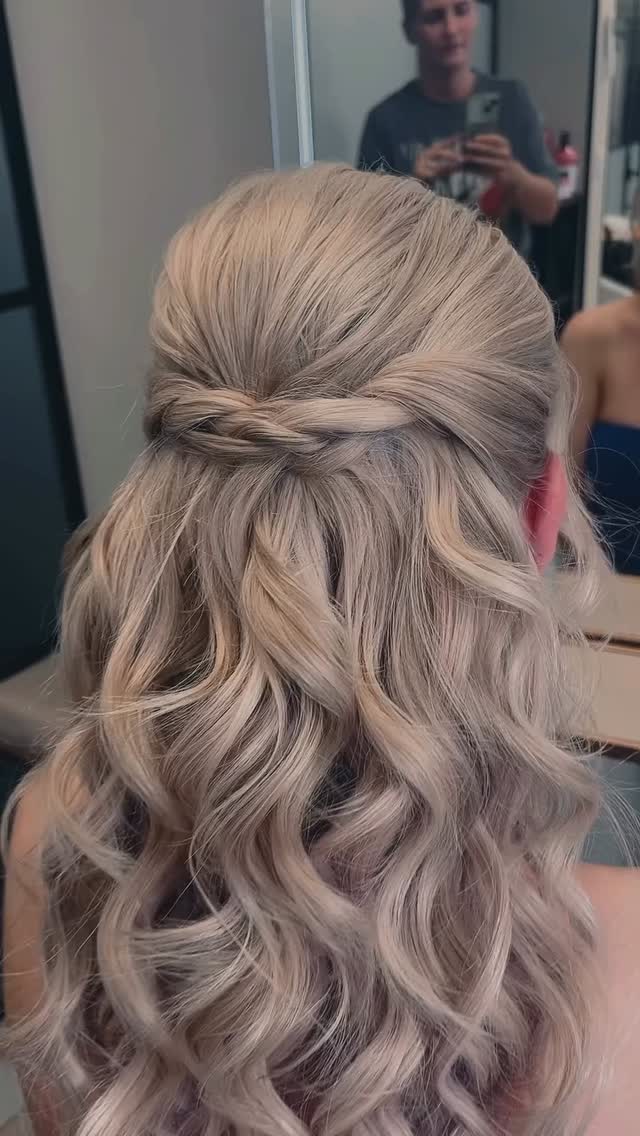 @ashleighbuntingshair created this beautiful bridal look using our Serene Clip ins 🤍👰🏼♀️✨
Shop online today and have your dream hair for your next event !