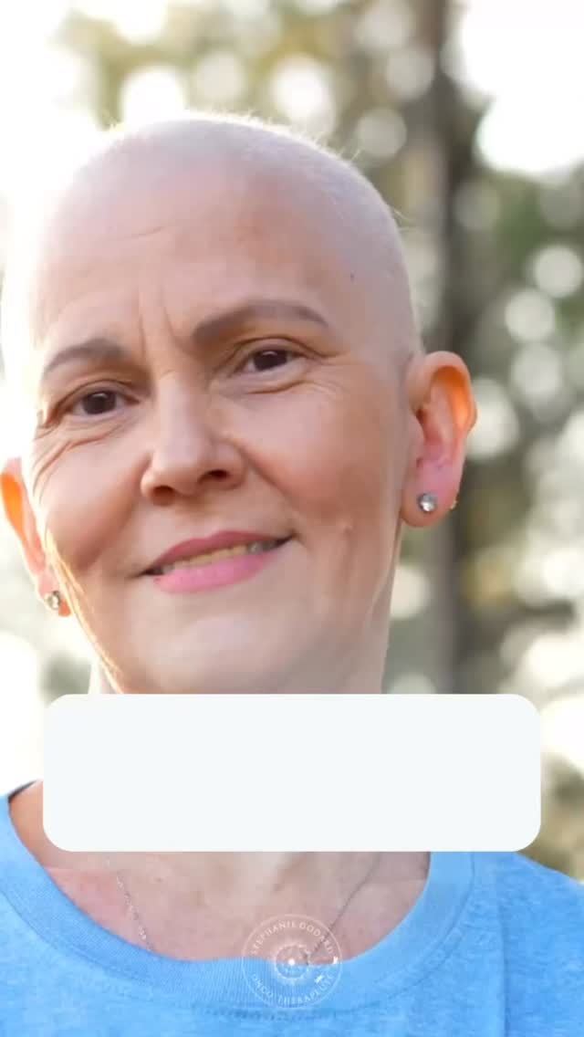 Isolement pendant un cancer : parlons d’un fait clinique.
On répète souvent que “le cancer révèle les vrais amis.”
👉🏻En réalité, la maladie grave révèle surtout les mécanismes de défense face à la vulnérabilité.
Dans ce reel sur le cancer et les relations, j’explique :
✅pourquoi l’évitement est fréquent face à une maladie grave 🧠
✅pourquoi certains proches disparaissent pendant un cancer
✅pourquoi la vulnérabilité dérange
✅pourquoi l’isolement relationnel en oncologie n’est pas un hasard
En psycho-oncologie, la distance des proches relève souvent d’une difficulté à tolérer :
1️⃣l’impuissance
2️⃣l’incertitude
3️⃣la peur de la mort
4️⃣le corps transformé
Le cancer agit comme un révélateur des limites psychiques. Pas comme un test moral.
🎥 Regardez le reel jusqu’au bout.
Et maintenant une question clinique :
💬 Avez-vous vécu un éloignement pendant la maladie que vous avez d’abord interprété comme un rejet… avant d’y voir autre chose ?
Ou, à l’inverse :
💬Vous êtes-vous surpris(e) à prendre de la distance face à la maladie d’un proche sans vraiment comprendre pourquoi ?
Je vous lis.
Les mécanismes psychiques méritent d’être nommés.
#cancer #aprescancer #isolement #postcancer #oncoach