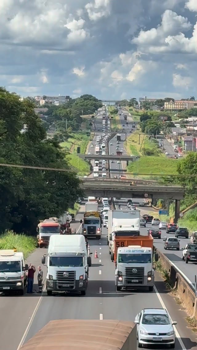 CARRETA FICA PARADA E PROVOCA LENTIDÃO NA BR-153, NA REGIÃO DA REPRESA
Uma carreta ficou parada em um dos sentidos da BR-153, na região da Represa Municipal, em Rio Preto, na tarde desta sexta-feira, e provocou lentidão no trânsito.