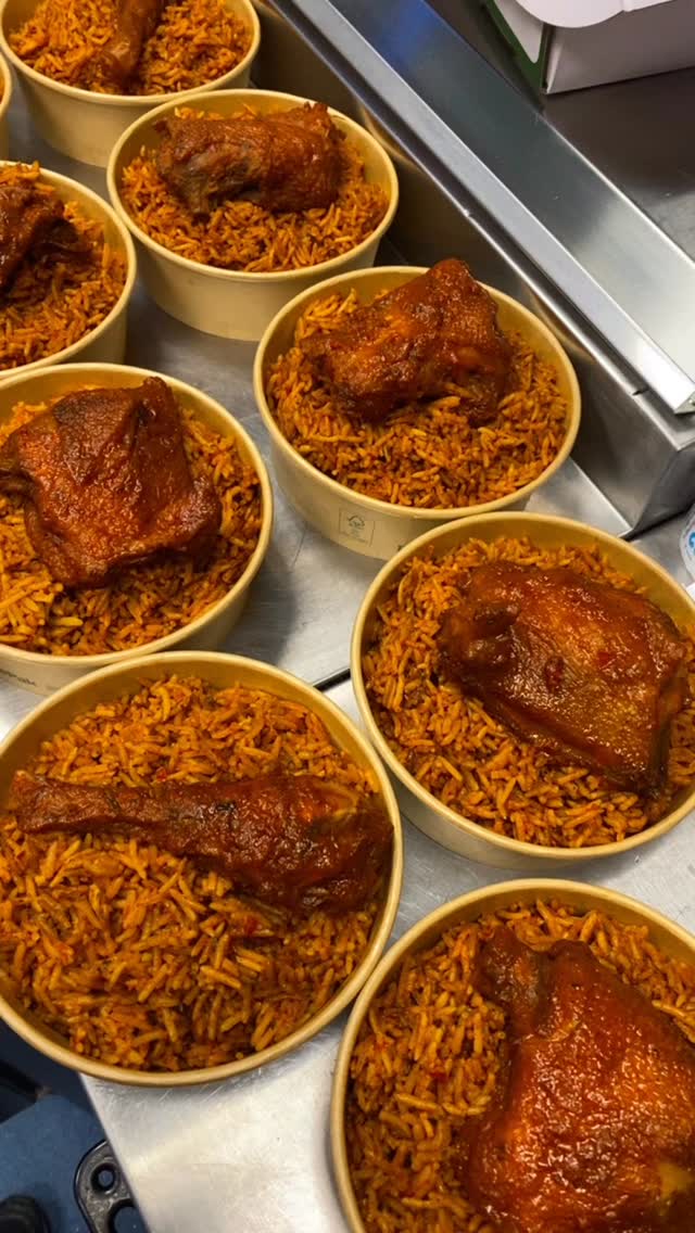 **Corporate lunch done right 🍛✨**
Perfectly spiced jollof rice.
Rich, flavour-packed stewed chicken.
Individually packed. Fresh. Delicious.
Because your team deserves more than boring catering 😉
If you’re planning a meeting, training day, office celebration or corporate event — let **Nomie’s Kitchen** handle the food.
📩 DM or call us to book
🔁 Share with someone planning an event
❤️ Like if you can smell this through the screen
#NomiesKitchen #CorporateCatering #EventCateringUK #OfficeLunchUK #jollofrice