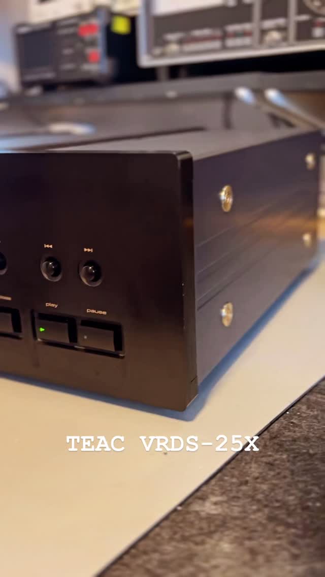 TEAC VRDS-25X… 16kg schwerer Edel- CD-Player darf wieder nach Hause. Um beide Riemen zu tauschen musste das komplette Gerät inkl. CD-Hebeeinheit zerlegt werden. Einfach geht anders. 😎
#vintageaudiomd #vintageaudio #vintageaudiorepair #vintagehifi #teac