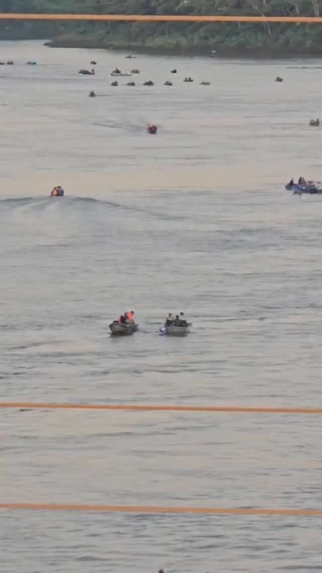 PESCARIA LIBERADA
Com o fim da piracema, a pesca foi retomada neste domingo (1º) e o trecho do Rio Grande, em Fronteira (MG), já registra movimento intenso de embarcações e pescadores.
Nas primeiras horas do dia, ranchos, marinas e áreas de acesso ao rio tiveram aumento no fluxo. O comércio de iscas e equipamentos também sentiu a retomada da atividade.
A restrição estava em vigor desde novembro, período destinado à reprodução das espécies. Com o encerramento da piracema, a pesca volta a ser permitida dentro das regras de fiscalização ambiental previstas na legislação.
Mais informações no Portal Guilherme Baffi. 🎥 Maicon Cassare