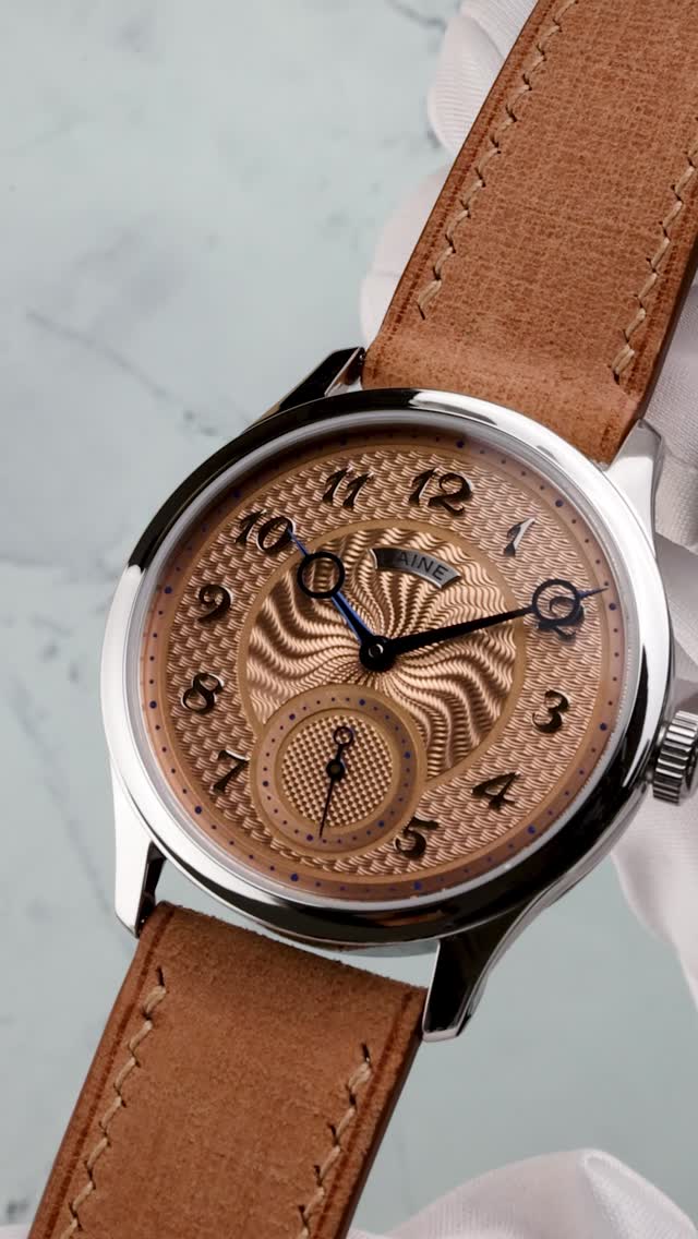 A dialogue of textures. Salmon tones, contrasting guilloché finishes, and the unmistakable presence of blued Breguet hands.🦋🦞
#custommade #bespoke #guilloche #torstilaine #watchfam #lainewatches #watch #microrotor