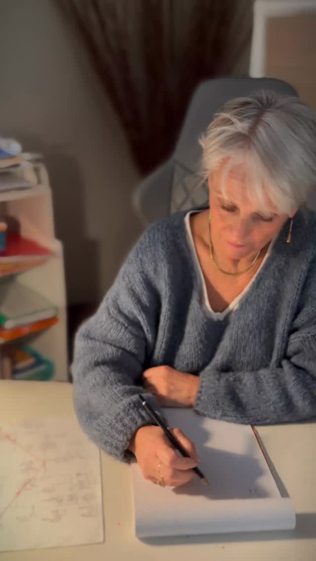 Le fait qu’un drame ait existé dans une famille ne signifie pas automatiquement qu’il aura des répercussions sur les générations suivantes.
Cependant, certaines recherches montrent que des événements traumatiques majeurs peuvent parfois laisser des traces.
Pour repérer, comprendre et analyser ces mécanismes, la meilleure manière reste de se former à leur lecture. La psychogénéalogie propose des outils pour explorer l’histoire familiale et ces transmissions invisibles.
Rendez-vous chez Génomm (lien en bio 🔗)