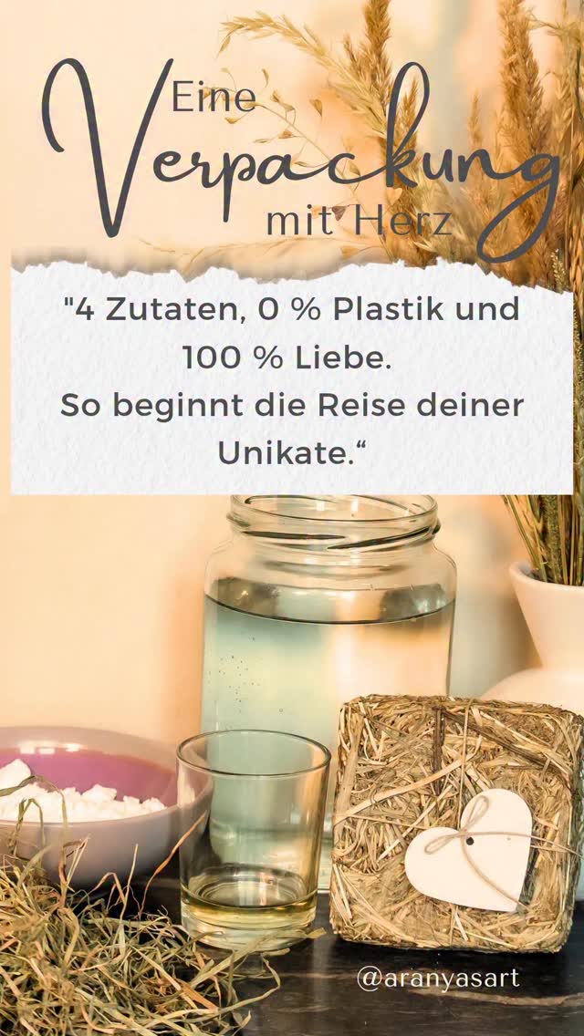 Warum meine Päckchen nach Sommerwiese duften... 🌿📦
Wer von uns liebt es nicht, ein Paket auszupacken, das mit richtig viel Liebe vorbereitet wurde? ✨
Für mich hört das Kunsthandwerk nicht beim Schmuckstück auf. Ich möchte, dass schon der Moment, in dem du dein Päckchen öffnest, wie ein kleiner Spaziergang über eine Sommerwiese für dich ist.
Deshalb verzichte ich komplett auf Plastik, Klebeband und unnötigen Müll.
Stattdessen rühre ich meinen eigenen Maisstärke-Kleber an (ja, echt jetzt! 😂) und lege deine Schätze in duftendes Heu. Es ist nachhaltig, schützt deine Unikate perfekt und riecht einfach herrlich.
Nachhaltigkeit bedeutet für mich eben auch, achtsam mit den Ressourcen umzugehen, die uns die Natur schenkt – vom ersten Knoten vom Makramee oder dem Hammerschlag am Messing bis zur fertigen Schleife am Paket. 🛠️🌸
Kanntest du den Trick mit dem selbstgemachten Maiskleber schon oder ist das für dich auch komplettes Neuland?
Verrate es mir in den Kommentaren! 👇
Nun wünsche ich dir einen wunderschönen Freitag ✨ 🌄 🌱
Herzliche Grüße
Katharina
@aranyasart
#AranyasArt #NachhaltigVerpackt #ZeroWasteSchmuck #Heuverpackung #SlowFashionAustria MitLiebeGemacht Kunsthandwerk NatürlichVerpackt Vöcklabruck Österreich HandmadeWithLove