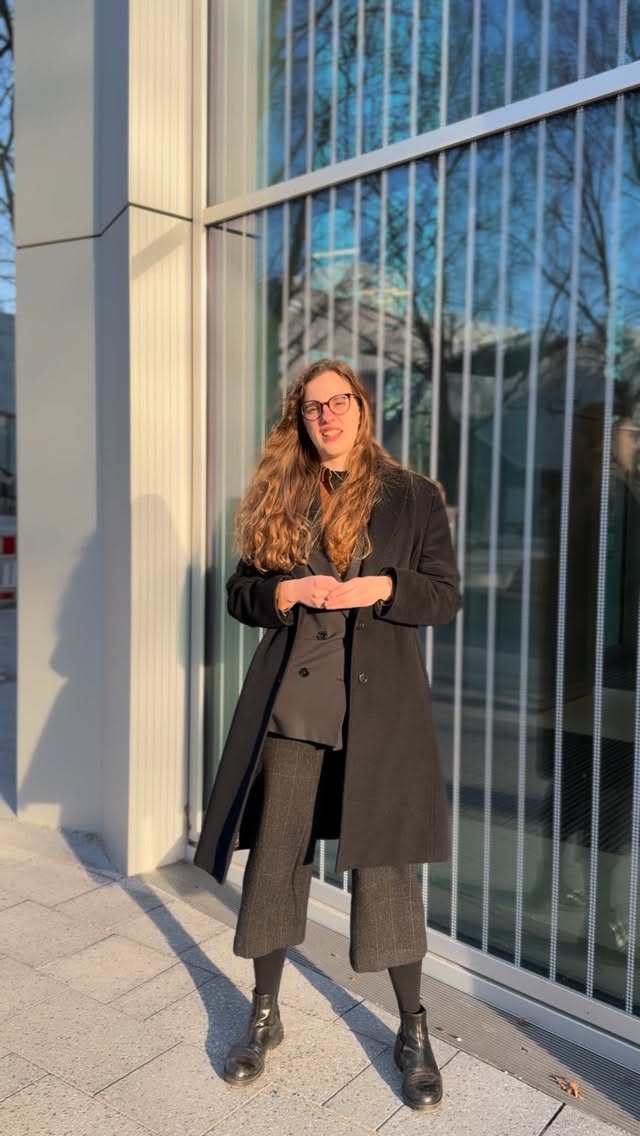 Wusstest du, dass unsere Straßen in Zukunft aus Speiseöl-Abfällen bestehen könnten? 👀
Wir waren an der Berliner Hochschule für Technik und haben uns angeschaut, wie Asphalt nachhaltiger wird: weg vom Erdöl, hin zu biobasierten Materialien 🌱
Dort wird mit Mikroorganismen geforscht, die aus Reststoffen Biokunststoff (PHA) herstellen – ein möglicher Gamechanger für den Straßenbau.
Warum das wichtig ist?
Weil so Emissionen gesenkt und Ressourcen geschont werden können – und die Technologie sogar in Verpackungen oder Klebstoffen landen könnte.
Gleichzeitig wird genau bei solchen Hochschulen gekürzt. Dabei entstehen hier Innovationen für unsere Zukunft. Klar ist: Gute Forschung braucht verlässliche Finanzierung – keine kopflose Sparpolitik.
Wir bleiben dran. Für ein Berlin, das auch morgen noch lebenswert ist.
#BHT #wissenschaft