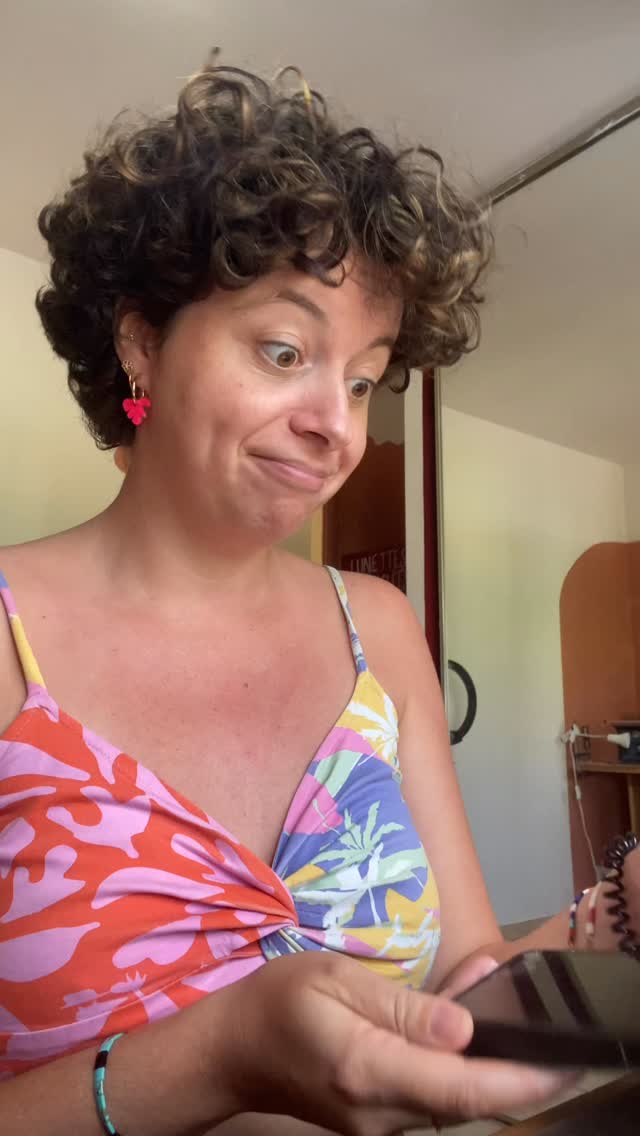 Alors… team swipe à droite ou red flag ?🤣
Dites-moi en commentaire ce que votre chien aimerait sur sa médaille !
Sa médaille, c’est moi qui l’ai fabriquée, à la main, 100% sur mesure 🐾 ♥️