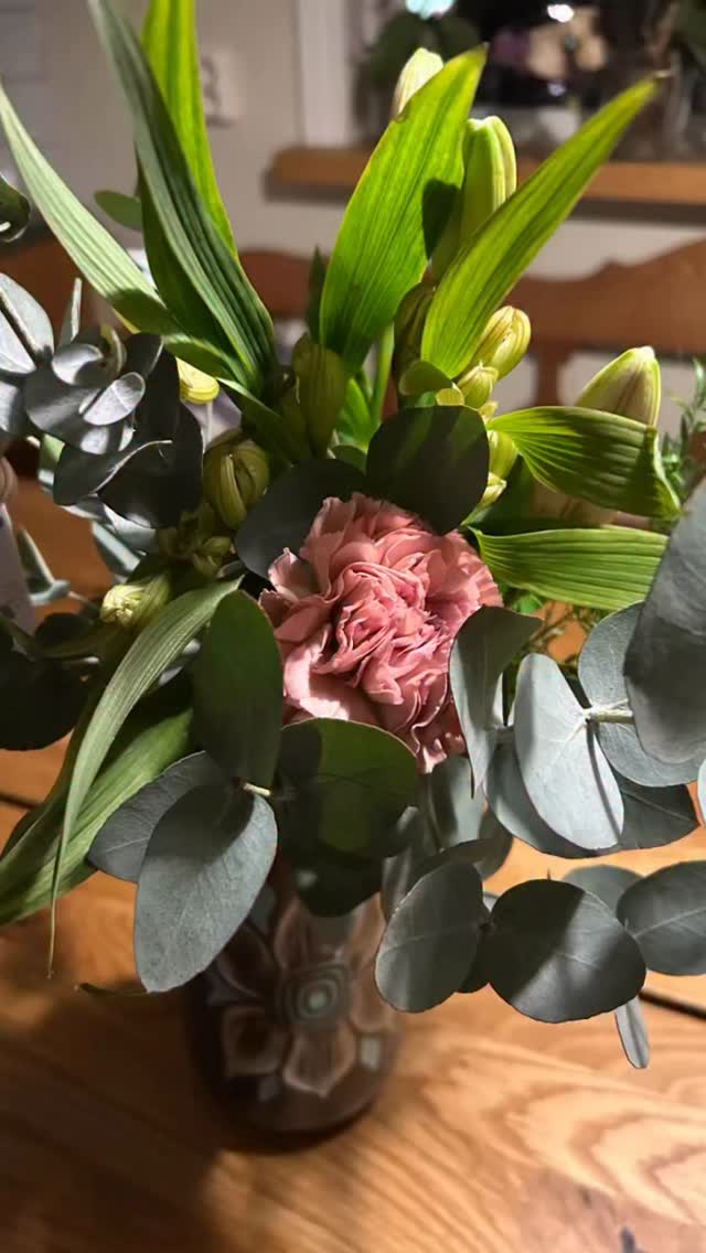 Jag är så otroligt glad för att jag redan under min utbildning till lektör/redaktör kom i kontakt med Anneli Olsson @forfattaranneli och hennes manus om Alva.
Sedan dess har vi jobbat ihop med alla tre delarna, jag har fått vara med i hennes podd, haft en aktiv del i hennes första - digitala - release, vi har setts på lite olika ställen, samarbetat kring delar av Annelis kursportal för indieutgivning med mera. Med mera!
Och idag fick jag ett blombud från Anneli (se även bild två). Alltså - TACK! 🤩💕
PS. Vill du veta mer om egenutgivning vet du nu vem du ska kontakta. @storysmedjan
#Samarbete #alvabergmanserien #dettagjordemindag