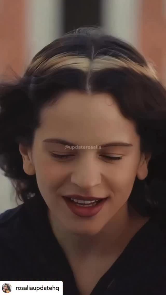 JOYA POÉTICA
Rescato este precioso video de la Rosalía más mística y trascendente .
Recitando y cantando a la muerte , a la despedida, a la vida y a la huella que dejamos en los demás y a cómo nos gustaría que nos recordaran.
Volvemos a las estrellas convertidos en polvo…
Hoy que el mundo tiembla ante una amenaza de guerra,me hago una pregunta : De verdad, la humanidad no sabe vivir en paz? Somos capaces de matar ,de destruir, de sembrar el terror con tal de someternos los unos a los otros?
Siempre me he aferrado a la idea de que la belleza, la bondad , la inteligencia,nos salvarían de los horrores pero ya no estoy tan segura…
Ojalá superemos esta crisis y recordemos episodios dolorosos de nuestra Historia reciente para no repetirlo .
#poesía #music #rosalia #lasreflexionesdecaminovilla #caminovilla