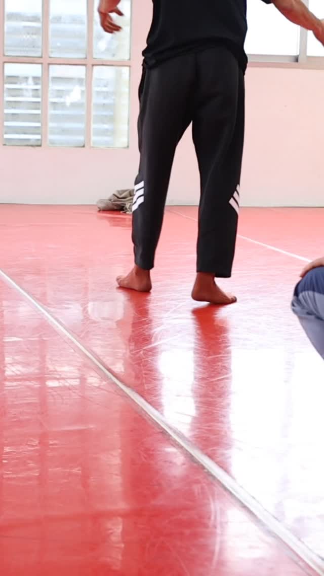 Estoy enseñando una secuencia de suelo de nivel intermedio. 🔥
¿La has probado ya?
Es perfecta para mejorar tu flow, coordinación y estilo personal, y está diseñada para que puedas integrarla en tu práctica diaria.
Cuéntame… ¿qué parte te resulta más desafiante y cuál más divertida? 😄
#BreakdanceIntermedio #DanceSequence #FlowEnMovimiento #AprendeBreakdance #UrbanDanceTraining