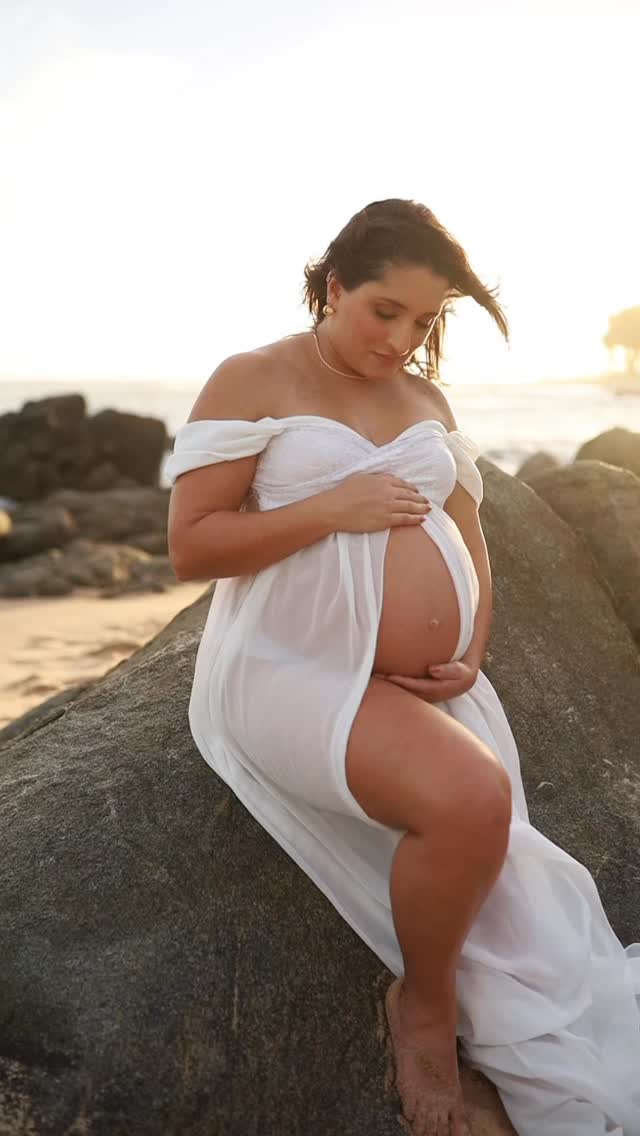Gestar não começa quando a barriga aparece. Começa no momento em que o coração entende que a vida agora cresce também do lado de dentro… e o tempo passa a ter outro significado. O corpo aprende novos ritmos, o olhar fica com um brilho diferente e pequenos detalhes como um movimento, um chute, passam a ser grandes acontecimentos. Existe uma doce espera isso tudo. Uma mistura de ansiedade, cuidado e imaginação sobre quem está chegando. Há uma delicadeza própria desse tempo.
Entre sentir e imaginar, você já começa a conhecer quem ainda nem chegou. Passa tão rápido e quando você percebe, aquela versão de você já ficou para trás. Por isso registrar a gestação é mais do que ser fotografada. É guardar, por um instante, o momento em que o amor crescia e transformava você por inteira.
#gestantesalvador #ensaiogestante #fotografiagestante #ensaiogestantesalvador #gestante