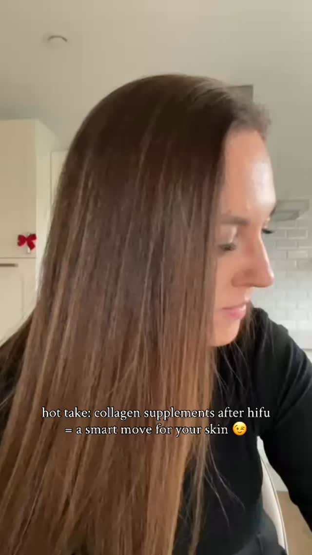 Agree with me or not… maar voor mij is collageen nemen na een HIFU-behandeling echt een must. ✨
Waarom? Omdat je huid na HIFU volop bezig is met het aanmaken van nieuw collageen 𝘦𝘯 𝘪𝘬 𝘥𝘢𝘵 𝘱𝘳𝘰𝘤𝘦𝘴 𝘨𝘳𝘢𝘢𝘨 𝘦𝘦𝘯 𝘦𝘹𝘵𝘳𝘢 𝘣𝘰𝘰𝘴𝘵 𝘨𝘦𝘦𝘧.
Dit zijn de voordelen:
• Collageensupplementen leveren belangrijke bouwstoffen zoals glycine, proline en hydroxyproline. Deze ondersteunen het natuurlijke herstelproces van je huid, waardoor je huid zich na een HIFU-behandeling sneller en sterker kan herstellen.
• Ze helpen bij het ondersteunen van huidelasticiteit en hydratatie. Resultaat? Een stevigere huid met die gezonde, natuurlijke glow. ✨
• Verschillende studies tonen aan dat collageen kan bijdragen aan het verzachten van fijne lijntjes, ideaal als je je huid zo lang mogelijk fris, glad en jeugdig wil houden.
• Combineer collageen met vitamine C voor een nog beter effect. Vitamine C speelt namelijk een essentiële rol in de aanmaak van collageen én helpt de huid extra te beschermen en te herstellen.
Kort samengevat: collageen nemen na HIFU is geen must… maar het kan je huid wel extra ondersteunen terwijl ze nieuw collageen aanmaakt. En dat is precies wat we willen 🤍
Beauty van binnenuit werkt altijd het mooist 😘