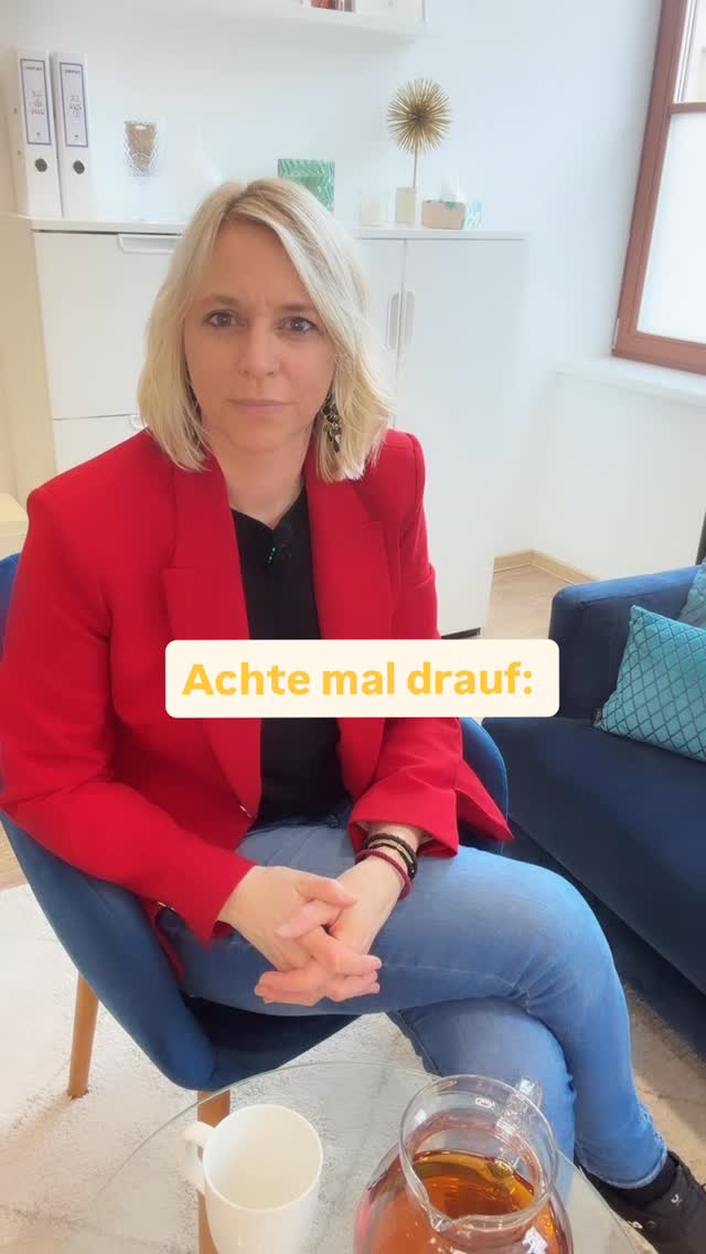 Wie sprichst du eigentlich mit dir selbst - wenn keiner zuhört?
Die Art, wie du mit dir sprichst, formt dein gesamtes Leben.
📌 Speichere dir das für die Tage, an denen du diese Erinnerung brauchst.
Oft sind wir unglaublich hart zu uns selbst, weil wir glauben, dass uns das weiterbringt, wir mehr erreichen, disziplinierter und erfolgreicher werden.
Doch genau das ist einer der größten Irrtümer, die wir schon sehr früh lernen.
Diese harte Stimme hat eigentlich auch eine gute Absicht.
Sie will uns schützen - vor Verletzlichkeit und vor Scheitern.
Doch statt uns zu schützen, begrenzt sie unsere Erfahrungen. Sie hält uns klein.
Achte darauf, wie du mit dir sprichst.
Achte auf deinen Ton. Achte auf deine Worte.
Und frag dich:
Würde ich das jemals zu einem Menschen sagen, den ich liebe? ❤️
Diese innere Stimme beeinflusst deinen Erfolg, dein Selbstvertrauen und die Qualität deiner Beziehungen.
✨ Wähle bewusst wie du mit dir selbst umgehst.
Was hält dich davon ab, wirklich steady within zu sein?
Wenn du merkst, dass dich das betrifft - schreib gern STEADY - die Warteliste ist offen 🤗🙌🔥
#psychologie #selbstwert #grenzensetzen #innerestabilität #selbstliebe