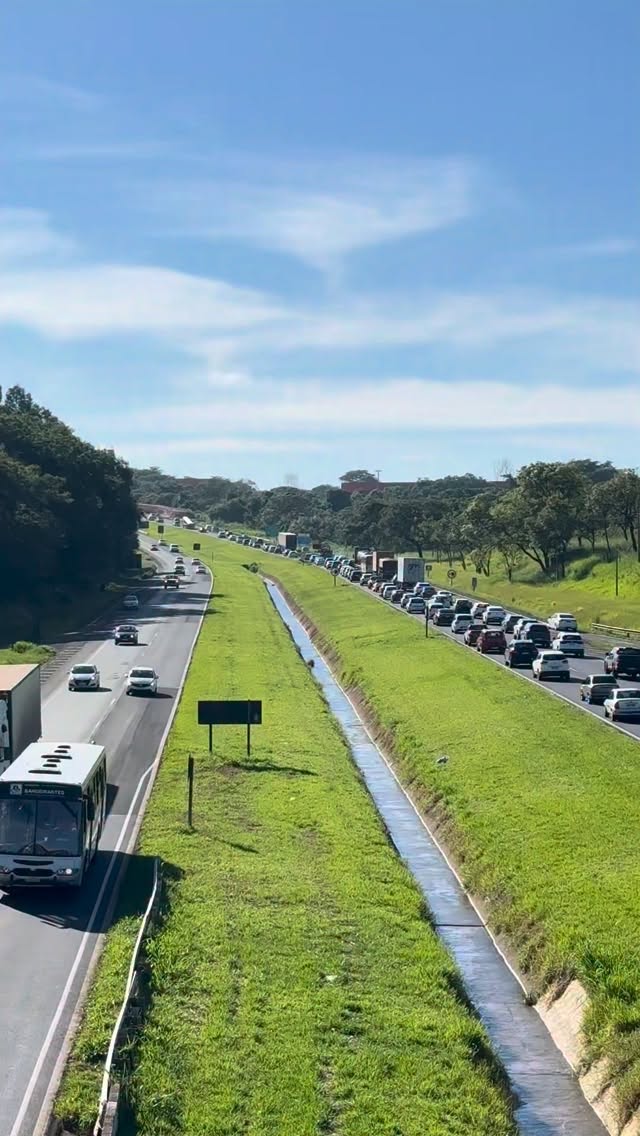 VOLTAM AS OBRAS DA 3ª FAIXA NA RODOVIA WASHINGTON LUÍS
Após quase dois meses paradas, as intervenções na SP-310 serão retomadas na próxima segunda-feira, no trecho entre Mirassol e Rio Preto.
Nesta sexta-feira, o trânsito já registra alto fluxo de veículos no sentido Mirassol–Rio Preto, principalmente nos horários de pico.
A Ecovias Noroeste Paulista inicia nova etapa com interdição do viaduto no km 449+200, em Mirassol, entre os dias 2 e 16 de março, das 8h às 16h.
Em Rio Preto, os trabalhos avançam próximo ao acesso ao aeroporto, com implantação de barreiras de concreto e preparação da 3ª faixa na Rodovia Washington Luís.
Mais informações no Portal Guilherme Baffi.