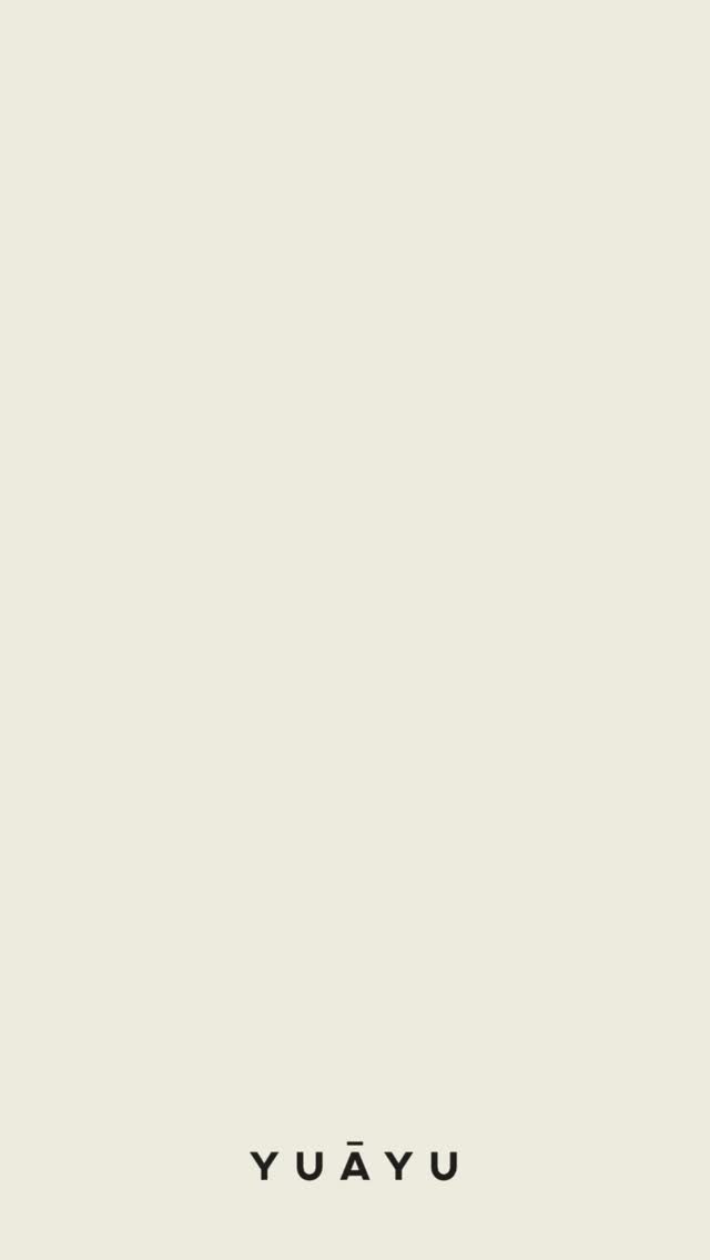 Heute zeigen wir euch, wie ihr ganz nachhaltig mit unserem Hydra Base Serum eure eigenen Hyaluron-Augenpads machen könnt. Die Pads bewirken, dass die Wirkstoffe besonders gut einziehen können und sorgen für eine frische und gut durchfeuchtete Augenpartie. Sie wirken gezielt kleinen Fältchen an der Augenpartie entgegen. 💫
Die Patches aus medizinischem Silikon gibt es in der Drogerie und online und sie sind bis zu 100x wiederverwendbar. Bitte nach jedem Gebrauch gut abwaschen und trocknen.
Benutzt ihr schon regelmäßig Augenpads und ärgert euch über den Verpackungsmüll? 👇🏻
#yuayu #skincare #ayurveda #slowbeauty