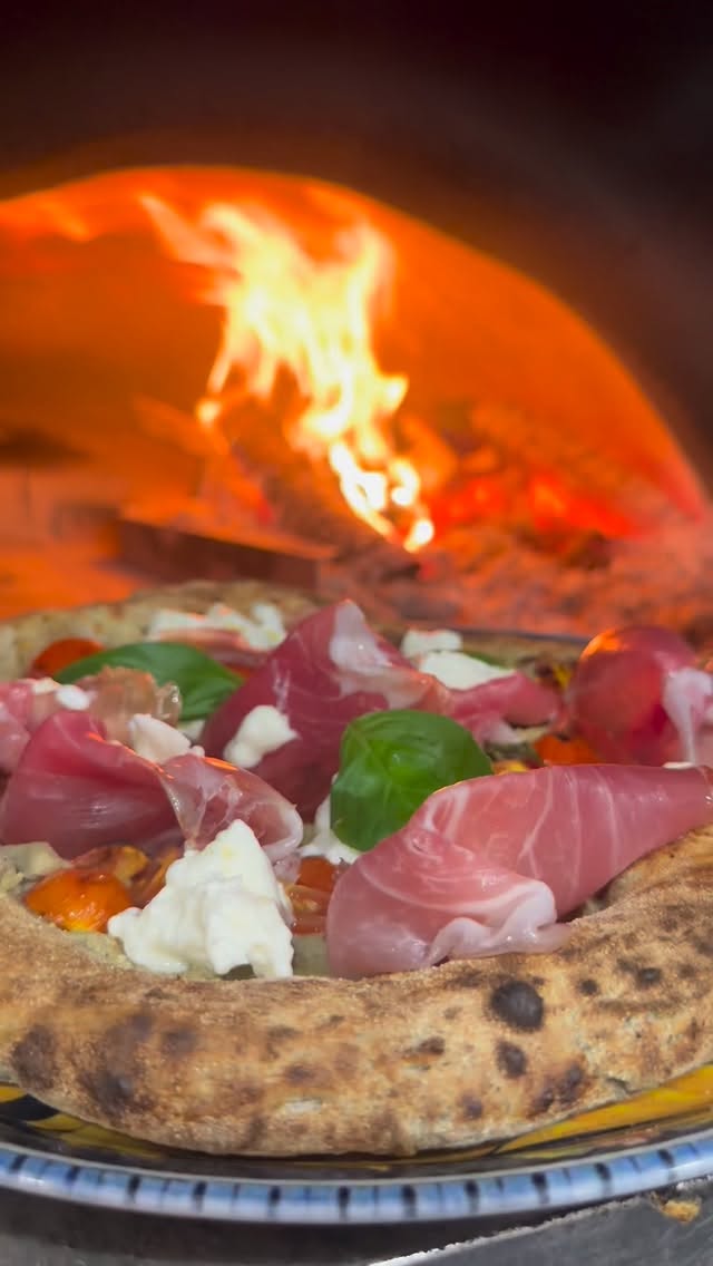 👑 Il Re della Bassa
Impasto alla canapa, profumato e deciso.
Crema di carciofo e Parmigiano, vellutata.
Pomodorini confit, dolci e intensi.
Culatello di Zibello DOP, firmato Salumificio Squisito.
E la cremosità dello Stracchino Guffanti 1876.
📍 Vi aspettiamo ad Arona!
📞 Prenota il tuo tavolo: +39 345 131 1204
#novara #PizzaGourmet #arona #laggomaggiore
