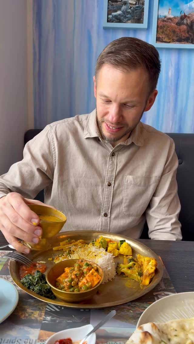 Kein Besteck. Kein Stress. Nur Gefühl 🤍
Mit der Hand essen wie in Nepal 🇳🇵 –
weil echtes Essen mit dem Herzen beginnt ✨
gibt es Momente, die uns zurück zu unseren Wurzeln bringen 🤍
Spüren. Teilen. Genießen. Dankbar sein.
Denn Essen ist nicht nur Nahrung –
es ist Kultur, Erinnerung, Emotion und Liebe.
Bei Kulayan bringen wir genau dieses Gefühl nach Deutschland ✨
Ein kleines Stück Heimat auf dem Teller 🤍
#Kulayan #TasteOfNepal #NepalInGermany #authenticfood #frankfurt