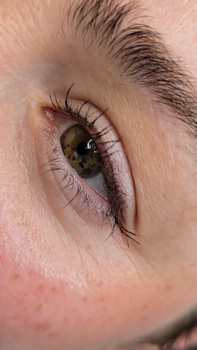 Stop struggling with shaky hands and uneven wings! ✍️✨
Shaded Top Eyeliner (also known as the Stardust or Pixie liner) is the ultimate game-changer for your morning routine. Unlike the harsh, solid lines of the past, this technique uses a soft pixelated gradient to create:
* Depth at the lash line for a thicker lash look.
* A soft "smokey" wing that lifts the eye.
* Zero smudging, even after a workout or a long day.
It’s the "I woke up like this" energy you’ve been looking for. 👑
Duration: Lasts 2–3 years!
Pain Level: Surprisingly low (we use top-tier numbing!).
#PermanentMakeup #ShadedEyeliner #PMUEyeliner #SouthCarolina #Charlestom WokeUpLikeThis EyelinerTattoo StardustLiner WakeUpWithMakeup CosmeticTattoo