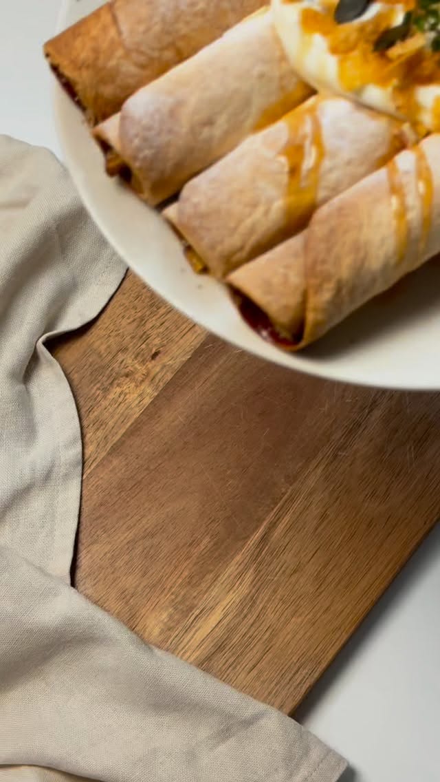 TORTILLAS CROUSTILLANTS FAÇON TARTE AUX POMMES🍏
Envie d’un dessert chaud, croustillant et prêt en quelques minutes ? Voici une version simple et irrésistible de la tarte aux pommes- une recette parfaite pour un goûter improvisé ou un dessert express !
INGRÉDIENTS :
1 tortilla (wrap)
2 pommes Granny Smith (coupées en petits dés)
1 cuill. à café d’huile de coco
1 cuill. à café de cannelle
2 cuil.à soupe de sirop d’érable
PRÉPARATION :
➡️Coupez les pommes en petits dés
➡️Faites-les revenir dans une poêle avec l’huile de coco, le sirop d’érable et la cannelle jusqu’à ce qu’elles soient bien tendres
➡️Laissez tiédir légèrement, puis répartissez les pommes sur la tortilla
➡️Roulez-la bien serrée, puis placez-la dans une friteuse à air chaud (airfryer) ou au four à 180°C pendant 10 à 15 minutes, jusqu’à ce que la tortilla soit croustillante et bien dorée.
GARNITURES :
Yaourt grec (ou végétal)
@lesgranolasdejenny
Sauce caramel
#lesgranolasdejenny #recettefacile #glutenfree #granola #sansgluten