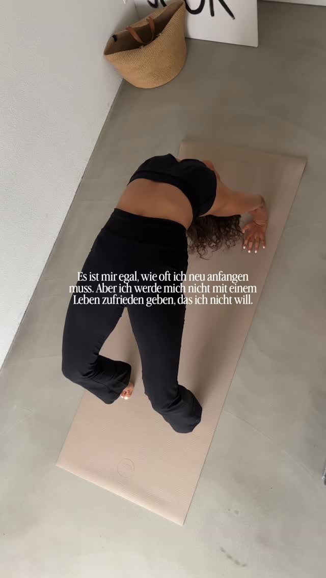 weil ganz ehrlich, dieses Leben ist so ein heftiges Geschenk. Und ich will es nicht damit verbringen mich als “Opfer” meiner Umstände zu sehen, immer alle anderen für alles, was ich nicht habe verantwortlich zu machen oder aus Angst vor Ablehnung oder dem was andere sagen, mich selbst und meine Träume zurückhalten.
No, no, no! That’s not gonna happen!
Ich geh für mich los, ich spreche meine Wahrheit, ich zeige mich, so wie ich wirklich bin, ich teile mein Licht mit der Welt, ich gebe bedingungslos und kümmere mich erst um mich selbst, damit ich dann anderen geben kann.
Und ich weiß einfach, dass wenn noch sooo viele Menschen auch für sich losgehen würden, ihre Wahrheit sprechen würden, ihre Träume erfüllen, sich gut um sich selbst kümmern würden - diese Welt eine bessere wäre..
Dann wäre da kein sinnloser Vergleich, kein Neid, keine Missgunst, keine Unzufriedenheit, die zu Boshaftigkeit führt, keine Kriege, keine Ungerechtigkeit..
Darum, fang bei dir an.
Frag dich heute einmal: Wo siehst du dich noch als Opfer deiner Umstände, wo hältst du dich klein oder zurück? Was willst du wirklich? Wer willst du in dieser Welt sein, was willst du in diese Welt geben?
#sinndeslebens #dreamlife #traumleben #manifestieren #mindset träume erfüllen freiheit leben erfüllung selbstverwirklichung persönliche weiterentwicklung gesetz der anziehung