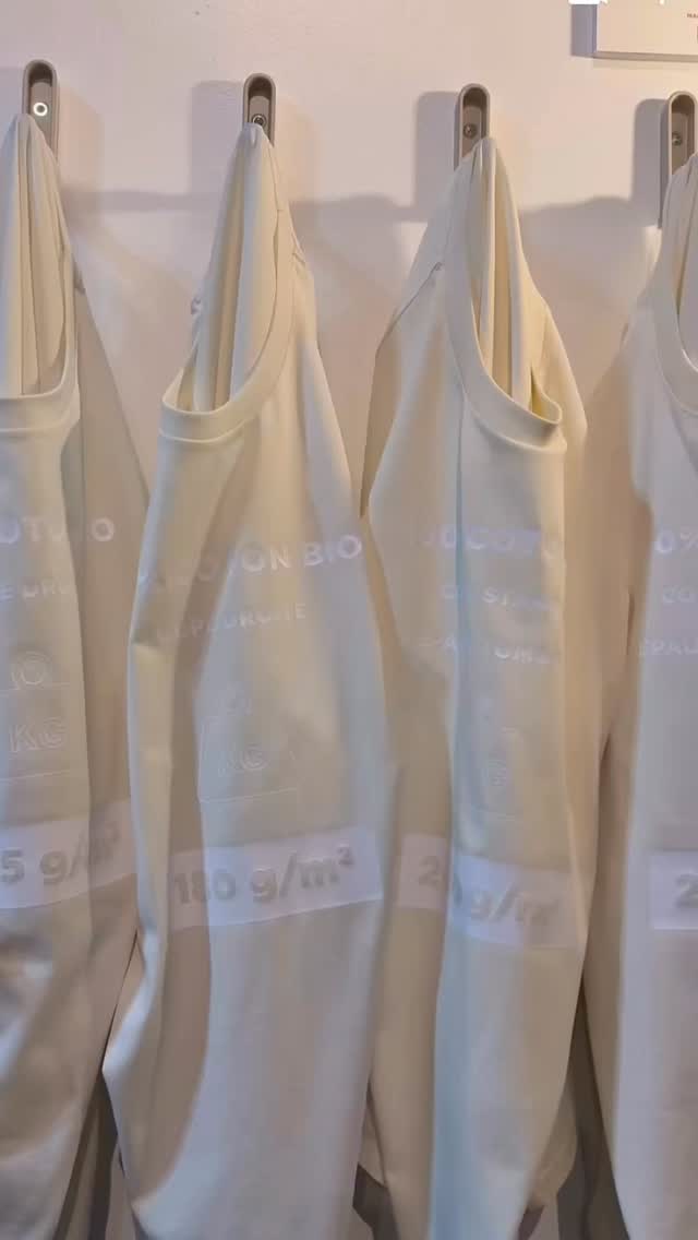 Et si on parlait qualité… ??!! 👀
Chez Merci Madame Monsieur, on sélectionne des t-shirts faits pour durer,
avec des grammages plus élevés et des matières responsables 🌿
Tout se joue dans le grammage:
Du 180g au 300g,
on vous propose bien plus qu’un t-shirt :
👉 une tenue
👉 une coupe
👉 une vraie qualité
1️⃣ 155g
Le plus courant.
👉 Léger… mais souvent peu durable.
2️⃣ 180g
Le standard de qualité.
👉 Et chez Merci Madame Monsieur : 100% coton bio 🌿
3️⃣ 200g
On monte en gamme.
👉 Plus de tenue, plus de structure.
4️⃣ 220g
L’équilibre parfait.
👉 Épais, qualitatif… mais toujours confortable.
Disponible chez Merci Madame Monsieur
5️⃣ 300g
Le premium.
👉 Lourd, épais, ultra quali.
100% coton bio, évidemment.
Disponible chez Merci Madame Monsieur
Et vous, vous êtes team léger ou team épais ? 👀
#MerciMadameMonsieur #Qualité #Tshirt #CotonBio #moderesponsable