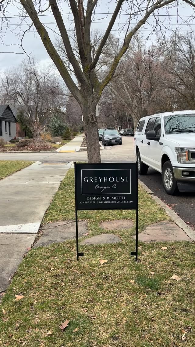 New exterior project signs for Greyhouse! We love to have signs out in front of our projects while they're in progress, but we never want something that is overpowering or an eyesore. These durable, crisp black signs are the just the right touch ✨
#boiseinteriordesigner #boisegeneralcontractor #boise #boiseinteriordesign #boiseinteriordesign